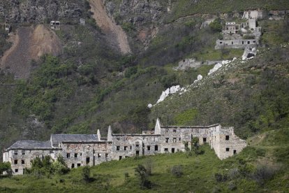 El poblado de la Peña del Seo alojó a trabajadores de la mina de wólfram entre 1952 y 1958.  Al fondo a la izquierda, las bocas de las galerías y las escombreras y a la derecha, el lavadero de arriba .