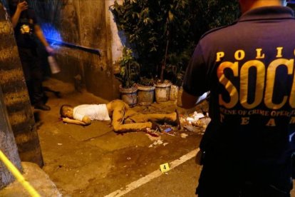 Un hombre acribillado a balazos en una calle de Manila.