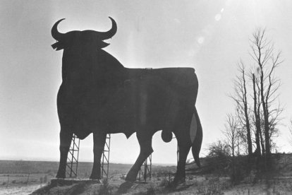 La protesta de Felipe Zapico. El toro de la carretera estuvo a punto de desaparecer cuando se prohibió la publicidad en las carreteras. A finales del siglo pasado, Jose Borrell quiso retirarlos como si fuesen un anuncio más. Entonces, desde Televisión de