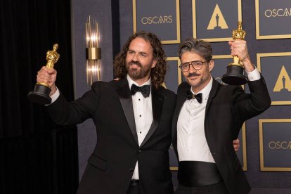 Leo Sanchez Barbosa y Alberto Mielgo, ganadores del Óscar a Mejor Cortometraje Animado por "El impiaparabrisas". EFE/   Armando Arorizo