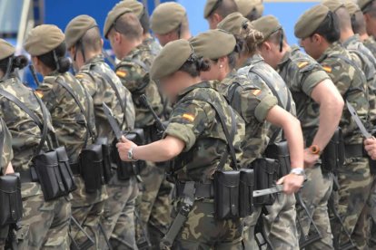 Soldados durante un desfile.