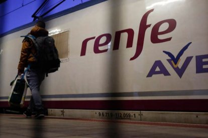 Un tren AVE estacionado en las vías de León. FERNANDO OTERO