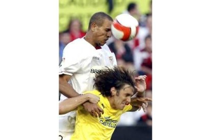 El sevillista Luis Fabiano remata de cabeza ante la oposición de Gonzalo