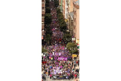 La manifestación a su paso por la avenida de La Puebla. ANA F. BARREDO