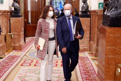 El ministro de Justicia, Juan Carlos Campo, y Adriana Lastra a su llegada al Congreso. CHEMA MOYA