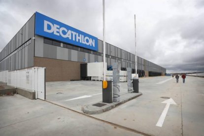 Accesos al centro logístico de Decathlon en Villadangos del Páramo.