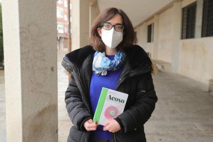 Ángela Bernardo Álvarez, en los soportales del Ayuntamiento de Ponferrada, la ciudad donde arranca su libro. L. DE LA MATA