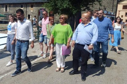 Luis Tudanca y Faustino Álvarez acompañaron a Carmen Murias en la Muestra de Artesanía. ARAUJO