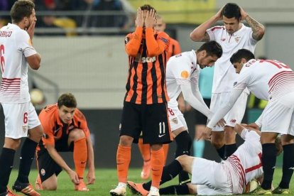 Los jugadores del Sevilla celebran uno de los goles ante el Shakhtar en la ida.