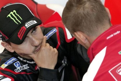 Jorge Lorenzo atiende las explicaciones del bicampeón australiano Casey Stoner, piloto probador de Ducati.