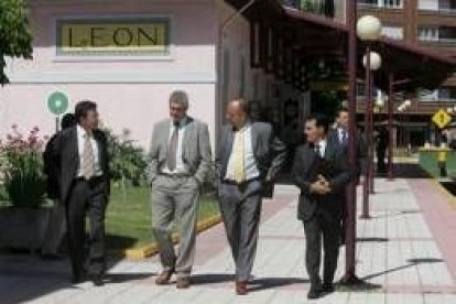 Un representante de la estación guía a José Manuel García Morán, Dimas Sañudo y Juan Díez López