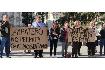 Protesta en Madrid de la plataforma por el soterramiento en Trobajo. DL