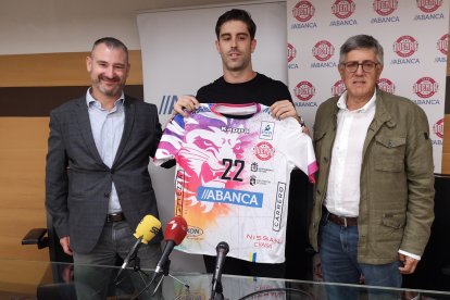 Juan Castro posa con la nueva camiseta del Abanca Ademar. DL