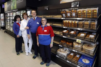 Varias personas empleadas en el nuevo supermercado inclusivo inaugurado ayer en Puente Villarente. MARCIANO PÉREZ