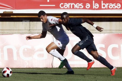 La velocidad y las genialidades de Vinícius desequilibraron el partido a favor del filial madridista, sin que Albizua fuera el antídoto del brasileño. MARCIANO PÉREZ