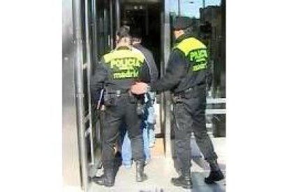 Agentes de la policía municipal de Madrid durante los registros de ayer