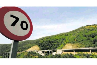 Vista de ambos derrumbes, en el viaducto de subida a Piedrafita, el pasado miércoles. ANA F. BARREDO