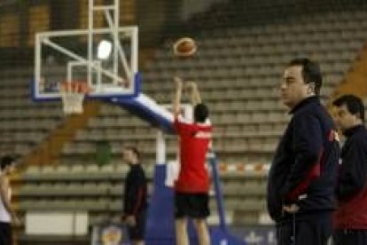 Aranzana observa el trabajo de sus jugadores durante el entrenamiento de ayer