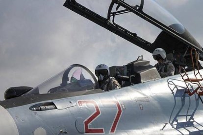 Avión de combate ruso SU-34 en la base aérea de Latakia (Siria).