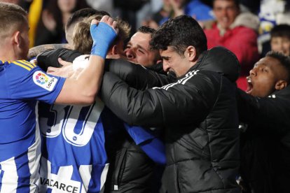 Celebración del gol de Hugo Vallejo al Deportivo Alavés en un saque de esquina. L. DE LA MATA