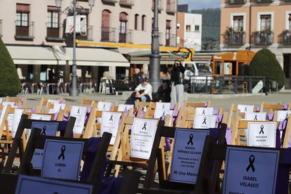 Sillas vacías por las mujeres y niños víctimas de la violencia de género.  ANA F. BARREDO