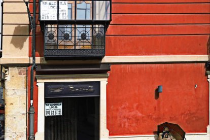 Carmina Valencia viene desde Trobajo del Cerecedo a vender plantas de tomate a la plaza del Grano desde hace 40 años.