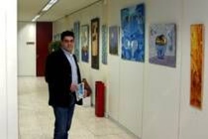 El artista marroquí Younes Bouiahdj Ghailan junto a la exposición