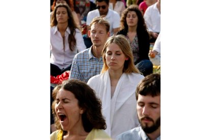 El psicólogo Rafael Santandreu aconseja concentrar la atención en la respiración durante tres ciclos de inspiración y espiración.