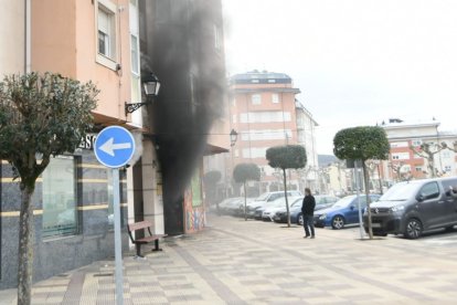 Un momento del incendio antes de ser abordado por los bomberos. M.A.C.