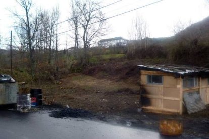 Una de las casetas construidas por los trabajadores, que fue quemada el fin de semana.