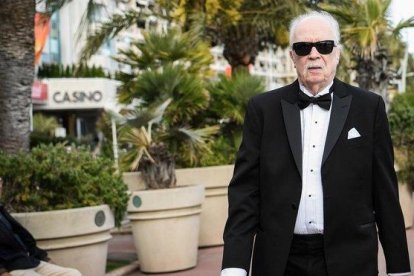 John Carpenter pasea por Cannes vestido de gala, este miércoles.