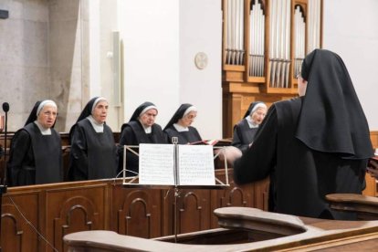 Un momento de la liturgia monástica cantada en gregoriano. MONASTERIO SANTA MARÍA DE CARBAJAL