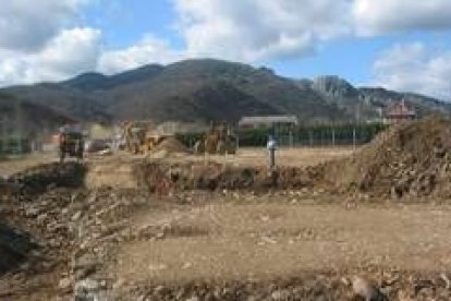 El movimiento de tierra para iniciar las obras del campo de fútbol ha sido importante