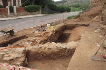 Aspecto que mostraba la excavación del muro defensivo el pasado lunes.