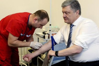 Petró Poroshenko, presidente de Ucrania y candidato a la reelección, durante un análisis de sangre para demostrar que no ha abusado del alcohol ni las drogas, el 5 de abril del 2019.