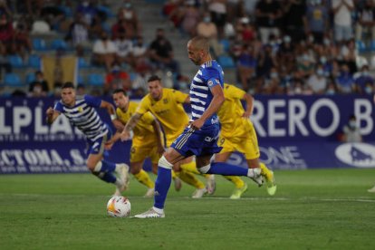 Yuri de Souza de la SD Ponferradina convierte el penaty durante el partido de la Liga Smartbank Segunda División Jornada 1 entre la SD Ponferradina y la AD Alcorcon  disputado en el Estadio de El Toralin en Ponferrada.Foto Luis de la Mata