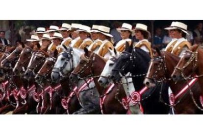 Un grupo de amazonas realiza una exhibición durante el Campeonato de Caballos de Paso en Mamacona, a