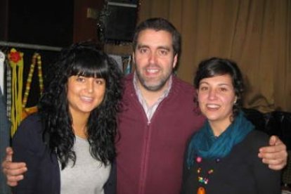 Los tres organizadores del rastrillo solidario en Veguellina.