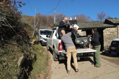 Lo técnicos de iluminación de la película de Sorogoyen recogiendo material en el pueblo de Quintela durante los días del rodaje. LA. DE LA MATA