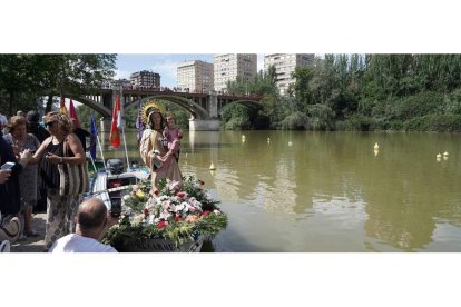 La imagen recorrió en barca las aguas del río Pisuerga a su paso por Valladolid. RUBÉN CACHO