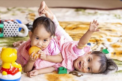 Las niñas Nima y Dawa juegan pocos días antes de la operación