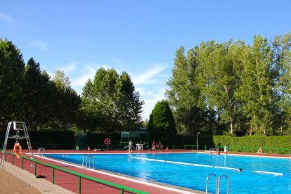 Piscina principal de Villarejo de Órbigo, situada en Veguellina. DL