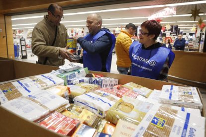 Personas voluntarias recogen la donación de uno de los clientes en E.Leclerc. JESÚS F. SALVADORES