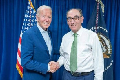 Joe Biden estrecha la mano de Ignacio Galán. IBERDROLA