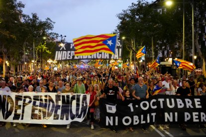 Manifestación por el sexto aniversario del referéndum del 1 de octubre celebrada este domingo en Barcelona, convocada por diversas entidades independentistas, como el Consell de la República, ANC, Òmnium, Intersindical o la AMI. EFE / Enric Fontcuberta.