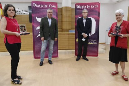 Nuria Lozano, Joaquín S. Torné, José Luis Lorenzana y Beatriz Gallego, tras la entrega de la donación económica. RAMIRO