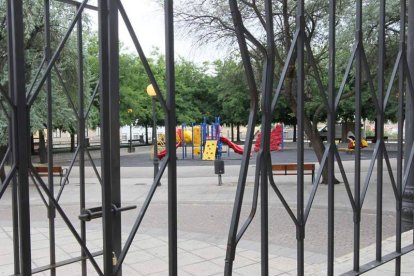 Los efectivos se vieron obligados a forzar los barrotes que rodean el parque infantil para poder sacar al joven.