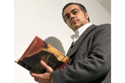 El escritor de origen zamorano Félix González Modroño, autor de ‘La ciudad de los ojos grises’