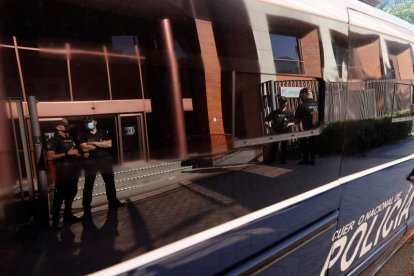 Miembros de la policía nacional ayer, a la entrada del Tribunal de Cuentas en Madrid. EMILIO NARANAJO