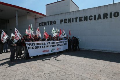 Un momento de la concentración de trabajadores de la prisión provincial.